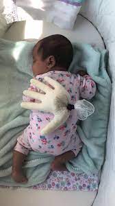 luva com arroz e solucao criativa de mae para acalmar bebe dicas de bebe bebe diy ideias de bebe