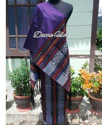 Warna ungu menimbulkan kesan spiritual yang magis, mistis, misterius, dan mampu menarik tosca adalah perpaduan warna antara hijau dan biru. Dame Ulos Ready Motif Tumtuman Detail Warna Ungu Tumpal Silver Dan Kombinasi Warna Garis Orange Pink Biru Tosca Merah Hijau Pucuk Cocok Di Kombinasikan Dengan Bnyk Warna Atasan Kebaya Sirat