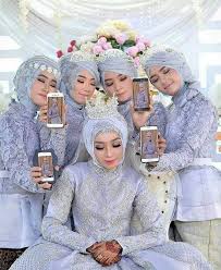 Itulah beberapa ulasan, yang biza kami sampaikan. 15 Inspirasi Model Baju Kebaya Pagar Ayu Pengantin Muslimah Modern