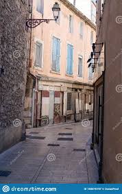 Sein wiedereinstieg in das renngeschehen ist diese woche bei der route d'occitanie in frankreich geplant. Narbonne Alte Strasse Alte Fussgangerallee Im Stadtzentrum Aude Occitanie Frankreich Stockbild Bild Von Historisch Stadtisch 165676197