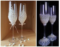 .en esta botella decorada junto con sus dos copas, muchos detalles, piedras y flores engalanan este arreglo de botella y copas para un gran brindis. Elegantes Arreglo De Copas Para Boda Novocom Top