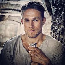 Charlie Hunnam Short Haircut Knappe Mannen Mooie Mannen Mannen