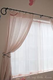 oh my little home 手作りのレースカーテン ガーゼで透ける素材なので 陽にかざすと色はほとんど分からないですね 笑 カーテンレールは 予算の都合でシングルなので レースカーテンは つっぱり棒に通して 小さい家 子供部屋 カーテン 自宅で