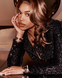 Got ready for the Fight Night premiere with @sheamoisture 's new bonding  oil! Now that my hair is blonde I need all the help I can get to protect  and nourish my