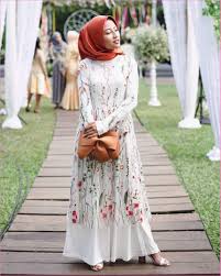 Gaya selfie ala selebgram yang membuat foto kamu semakin instagrammable. Outfit Baju Gamis Berhijab Ala Selebgram 2018