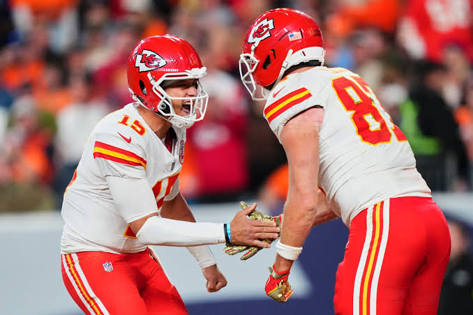 NFL fans praise 'effortlessly cool' moment between Patrick Mahomes and Travis  Kelce during Chiefs training