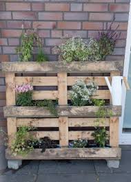 Weitere ideen zu garten, paletten garten, paletten. Die Bepflanzte Palette An Der Hauswand Paletten Garten Paletten Ideen Garten Krautergarten Palette