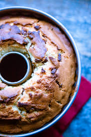 Angefangen beim feuchten schokoladenkuchen, der einfach immer glücklich macht, oder der schokoladenkuchen mit smarties, immer heissbegehrt am kindergeburtstag, oder die klassische sachertorte für das perfekte kaffeekränzchen mit wiener schmäh oder die elegante. Supersaftiger Vanille Gugelhupf Mit Schokostuckchen Der Saftigeste Gugelhupf Aller Zeiten Kuechenchaotin