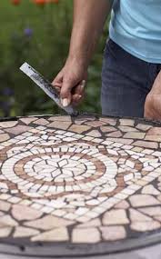 Bauanleitung Fur Einen Mosaiktisch Mosaiktisch Mosaik Diy Mosaik