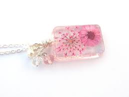Queen Anne Lace And Daisy Necklace Real Pink Flowers Encased In Resin Pressed Flower Jewelry Resin Necklace Resin Jewelry Necklaces Pinterest Res
