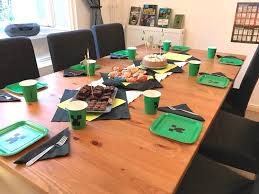 Minecraft Party Zum Kindergeburtstag Mit Deko Spielen Kuchen Minecraft Party Minecraft Kuchen Minecraft Geburtstag