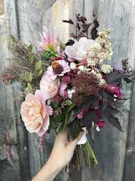 Ideas for the perfect fall wedding bouquet include harvest themes, seasonal celebration themes and fall colors. 45 Best Fall Wedding Flowers Gorgeous Wedding Bouquet Ideas 2020
