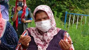 Trabzon'un maçka ilçesinde, 3 yıl önce pkk'lı teröristlerin erzak çaldığını ihbar edip, güvenlik güçlerine yer gösterirken açılan ateşle şehit olan eren bülbül (15), ölümünün 3'üncü yıl dönümünde kabri başında dualarla anıldı. Eren Bulbul Mezari Basinda Anildi