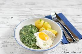 Grüne shakshuka mit spinat und pochierten eiern serviert mit pitabrot zum frühstück. Spinat Mit Ei Und Kartoffeln Brotwein