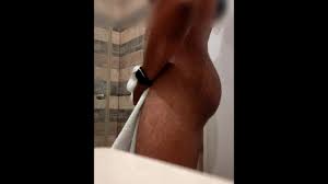 Deze grote zwarte man neemt een douche voordat hij naar de beed gaat