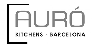 Laca negro alto brillo pulido a mano en nuestras cabinas. Auro Cuines Evoluciona Y Se Renueva