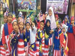 Meski gak mengusung tema kemerdekaan, lazada tetap memberikan diskon besar di bulan agustus ini. Pakaian Beragam Basikal Berhias Tema Jalur Gemilang Warnai Sambutan Bulan Kemerdekaan Malaysia Selangor Gps Bestari
