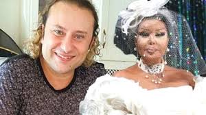 1983'te danıştay, bülent ersoy'un hukuken erkek olduğuna ve gazinolarda ancak erkek kıyafeti ile sahneye bülent ersoy yasaklı olduğu yıllarda çeşitli avrupa ülkelerinden vatandaşlık teklifi aldı. Bulent Ersoy Erkek Hali Magazin Haberleri