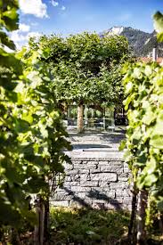 Diese Natursteinmauer Bildet Den Abschluss Eines Gartens Welcher Fur Viele Gaste Platz Bietet Besuche Unsere Webseite Un Gartengestaltung Naturgarten Garten