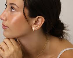 Schillernde Opal Inlay Huggie Creolen • Opal Ohrringe • zierliche Huggie  Ohrringe • Opal Schmuck • Elevado Schmuck