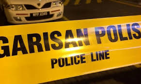 Dalam kemalangan itu, ibu kepada budak itu telah tercampak keluar dari kereta. Budak Tercampak Keluar Dari Kereta