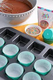 They come in both mini and regular sizes and cream cheese frosting is one of our favorite frostings, especially on top of a carrot cake or red velvet cupcake. How To Make Square Cupcakes With Round Cupcake Liners