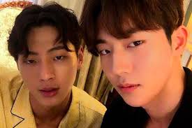 Naskah drama 5 orang 3 perempuan dan 2 laki laki berakhir menjadi sahabat. 10 Momen Persahabatan Dua Artis Cowok Bikin Pengen Nyempil Deh