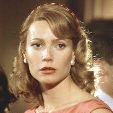 Browse more than 100,000 pictures of celebrity and movie on aceshowbiz. Gwyneth Paltrow As Sylvia Plath In Sylvia Retro 50 S 60 S Fashions Gwyneth Paltrow Sylvia 60 Fashion