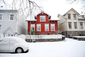 Juni 1963) er ein norsk forfattar.ho debuterte i 1995 med kriminalromanen sommerfugleeffekten, som blei omsett til ei rekkje språk.oppfølgjaren det gyldne snitt frå 2000 blei nominert til brageprisen i klassen skjønnlitteratur for voksne. Tonsberg Kultur Her Er Kohts Nye Hjem