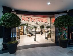 plas de fɛt) is a station of the paris métro, serving lines 7bis (eastbound only) and 11 in the 19th arrondissement and the belleville district. Monoprix Maison Ouverture D Un Magasin Dedie A La Decoration