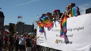 Rfsl stockholm skriver att deras uppföljning och kontroll runt mannen varit otillräcklig och att de nu jobbar med att långsiktigt förbättra kvaliteten i sitt arbete och se över sina rutiner. Rfsl Radgivare Valdtog Unga Asylsokande Vaken Se
