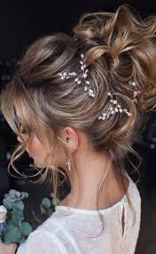 Nul besoin de s'arracher les cheveux (qu'ils soient courts ou longs) pour trouver sa coiffure de mariage : Chignons Mariage 2020 Les 50 Plus Beaux Chignons Mariage Inspiration Coiffure Mariage Photo Coiffure Mariage Coiffure Mariee Cheveux Mi Longs