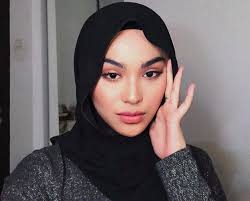 Dakwaan yang timbul selepas gadis manis berusia 20 tahun itu meninggalkan. Ismail Izzani Sharifah Rose Bertaut Kembali Dengan Ungkapan Bersemut