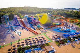 Croatia's largest water park, aquapark aquacolors porec features a dozen giant water slides, artificial wave pools, the longest lazy river in southern europe, a kiddy pool with little slides. Wasserpark Aquacolors Porec Kroatien Signum