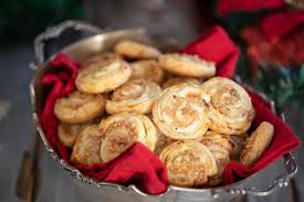 Il philadelphia formerà una cremina perfetta e delicata che si sposa a meraviglia con l'affumicato del. Girelle Di Pasta Sfoglia Con Salmone E Philadelphia Vasa Vasa Kitchen