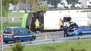 L'accident avait été provoqué par un véhicule en fuite, à la suite d'un contrôle routier. Accident Du Car Flixbus Sur L A1 Un Car De Substitution En Route Sur Le Lieu De L Accident