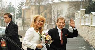 V roku 1997 sa stala manželkou vtedajšieho českého prezidenta václava havla a prvou dámou česka. 20 Let Od Tajne Svatby Veskrnove S Prezidentem Havlem Lide Ji Kvuli Tomu Zavrhli Blesk Cz