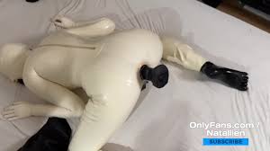 Rubberdollナタリーン-ラテックスコンドームスーツでアナルディルドプレイ-Onlyfansビデオ