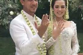 Ya, pada tanggal 21 mei kemarin pelantun lagi kedua kalinya ini telah melaksanakan pertunangan bersama sang kekasih. Ini Dia Cincin Nikah Raisa Dan Hamish Daud Bikin Mupeng