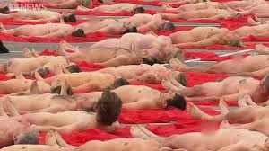 数百人の男女が一斉ヌード、スーパーの屋上で - GIGAZINE