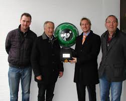 Raiffeisenbank Kirchweihtal Sponsort Defibrillator In Germaringen Germaringen Gegen Den Plotzlichen Herzstillstand Defibrillator Ist Am Sportpark Installiert
