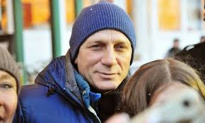 007 TRAVELERS: Daniel Craig with his fans in Altaussee, Austria