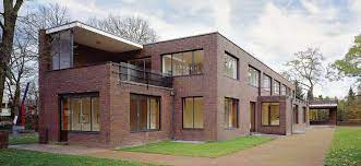 They were built between 1928 and 1930 in the bauhaus style. Haus Esters Und Haus Lange In Krefeld Die Bitumenbahn