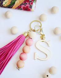 1001 Idees Originales De Cadeau Pour Maitresse A Fabriquer Beaded Keychains Diy Beads Keychain