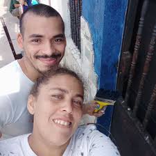 Este joven que aparenta ser pobre, está por infiltrarse en una familia de  ultra ricos. Su objetivo: algo mucho más retorcido de lo que podrías  imaginar.