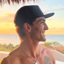 Most people start a fitness journey thinking it's about losing weight. But  for couples? It's about gaining something far more powerful. Connection.  I've coached hundreds of clients over the years:…