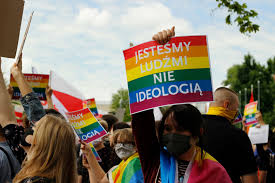 Polnische ultranationalisten haben versucht, einen protestzug von schwulen und lesben zu stören. Polnische Prasidentschaftswahl Von Rechter Homophobie Gepragt