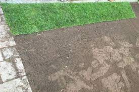 Ein auslegen ist auch im hochsommer prinzipiell möglich, allerdings muss der rasen zum anwachsen dann sehr häufig gegossen werden. Rollrasen Selbst Verlegen Vorbereitung Untergrund Pflege