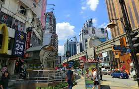 Dengan kemajuan yang sangat pesat membuat kuala lumpur menjadi salah satu destinasi wisata ternyata, kuala lumpur bukan hanya menara kembar petronas, karena masih ada banyak sekali tempat wisata di kuala lumpur yang menarik. Atraksi Utama Kuala Lumpur Pemandangan Kuala Lumpur Berteknologi Tinggi Dengan Latar Belakang Sejarah