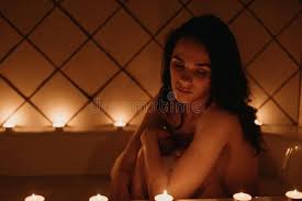 Jung Nackt Mädchen Sitzen Im Bad Mit Kerzen Stockfoto - Bild von  romantisch, erwachsener: 217770768